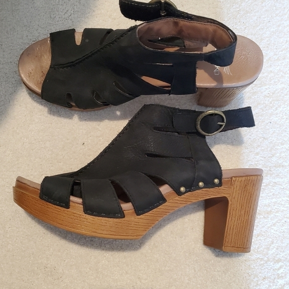 Dansko Shoes - Dansko Demetra . Block heel. Open toe sandal . Sz 41 ( 10.5).  Leather